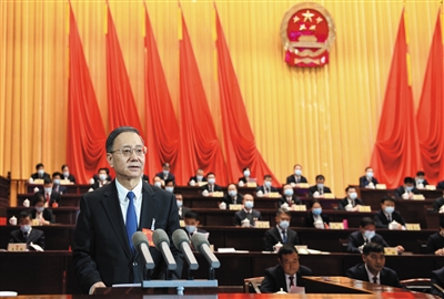 谷明作市人大常委会工作报告。李冬宾摄