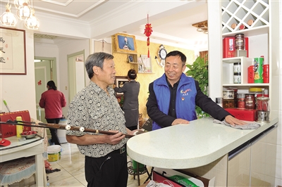 为把党和政府的关怀送到空巢高龄老人和老党员家中，平城区大齿社区太平戴维斯物业公司党支部组织成立“邻里关照”志愿服务队，坚持为行动不便的老人和老党员上门理发、清理卫生，让老年人获得更多归属感和幸福感。图为党员志愿者为社区离退休老党员打扫卫生，共话邻里情。于宏摄