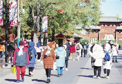为保持旅游热度不减，我市围绕“冬游冬养大同”品牌，聚力打造复合型旅游产品体系，开展全方位旅游宣传营销，推动建立长效工作机制，营造优质旅游服务环境，旅游淡季各景区游客络绎不绝。图为昨日华严广场人流不断。张占兵摄