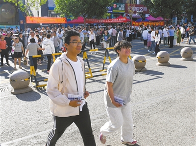 图为考生信心满满地走进考场。戎禹仁摄