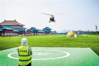 代王府西侧草坪分别设置了直升机起降坪、热气球升降台。韩堃摄