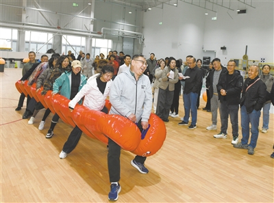 图为趣味比赛“同舟共济”现场。戎禹仁 摄