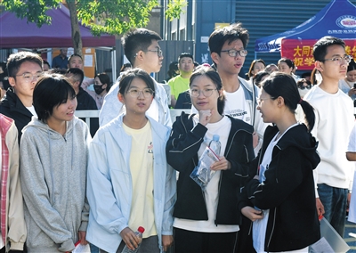 图为大同一中南校区考点，满怀信心的考生排队进入考场。戎禹仁摄
