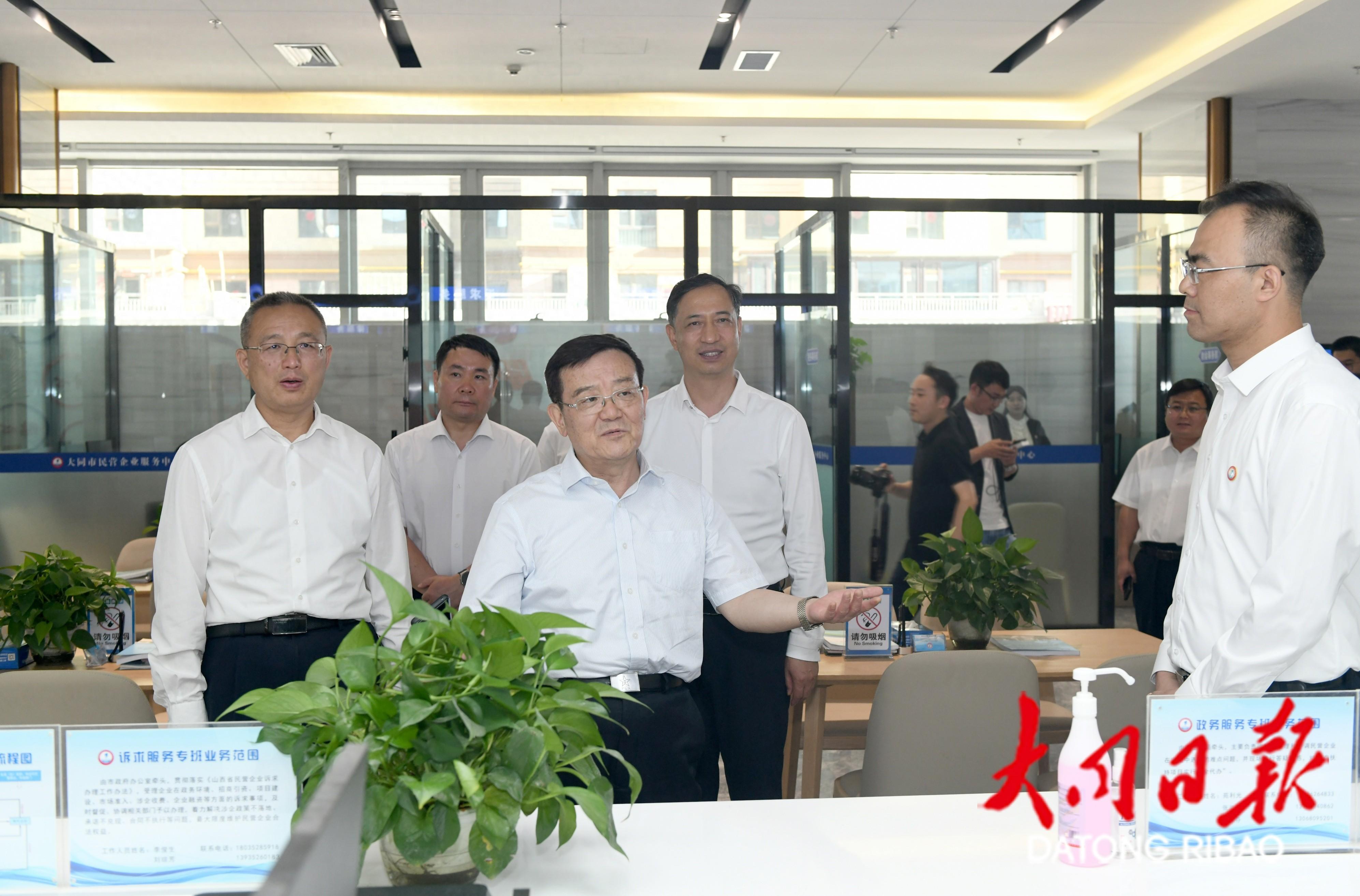 6月16日，中央统战部副部长、全国工商联党组书记徐乐江（左三）率调研组在市民营企业服务中心调研，省委副书记张春林（左一），省委常委、市委书记卢东亮（左四）等陪同。张燕伟摄