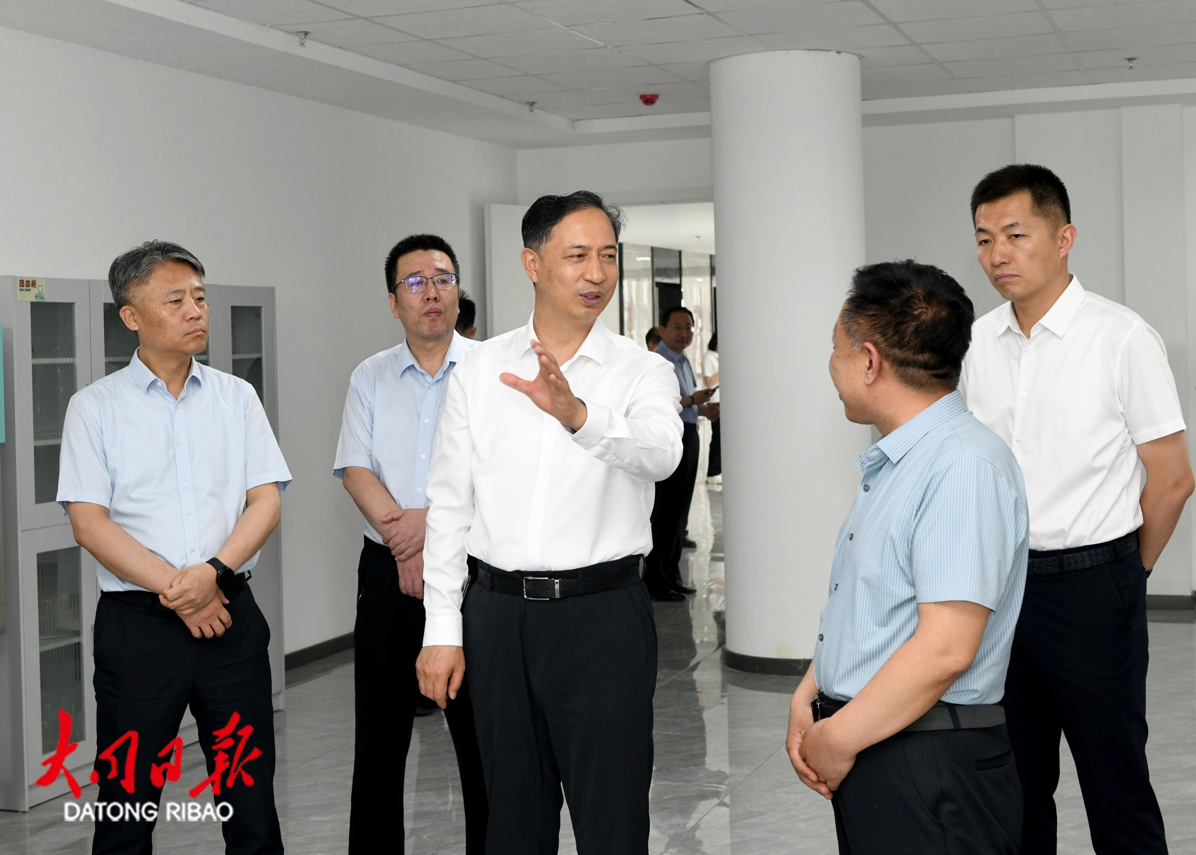 6月11日，省委常委、市委书记卢东亮在“晋创谷·大同”创新驱动平台煤矸石煅烧高效综合利用技术及装备中试基地调研项目研发情况。张燕伟摄