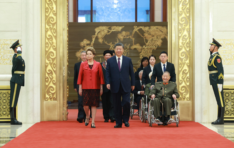 9月29日，中华人民共和国国家勋章和国家荣誉称号颁授仪式在北京人民大会堂金色大厅隆重举行。中共中央总书记、国家主席、中央军委主席习近平同国家勋章和国家荣誉称号获得者一同步入会场。新华社记者 王晔 摄