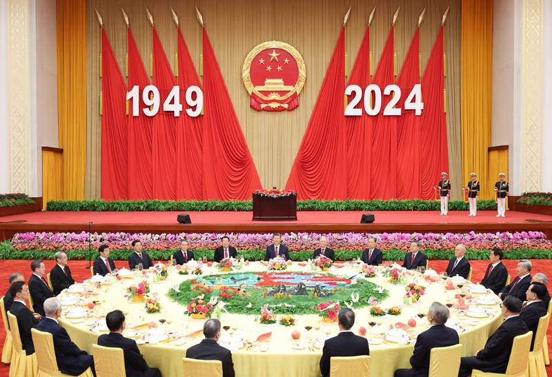 9月30日晚，庆祝中华人民共和国成立75周年招待会在北京人民大会堂隆重举行。习近平、李强、赵乐际、王沪宁、蔡奇、丁薛祥、李希、韩正等党和国家领导人与约3000名中外人士欢聚一堂，共庆新中国75周年华诞。新华社记者 黄敬文 摄