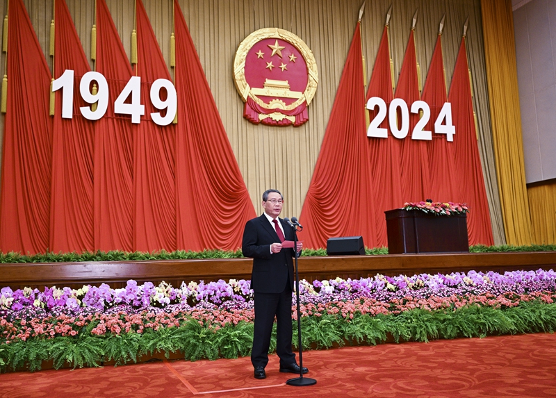 9月30日晚，庆祝中华人民共和国成立75周年招待会在北京人民大会堂隆重举行。中共中央政治局常委、国务院总理李强主持招待会。新华社记者 李学仁 摄