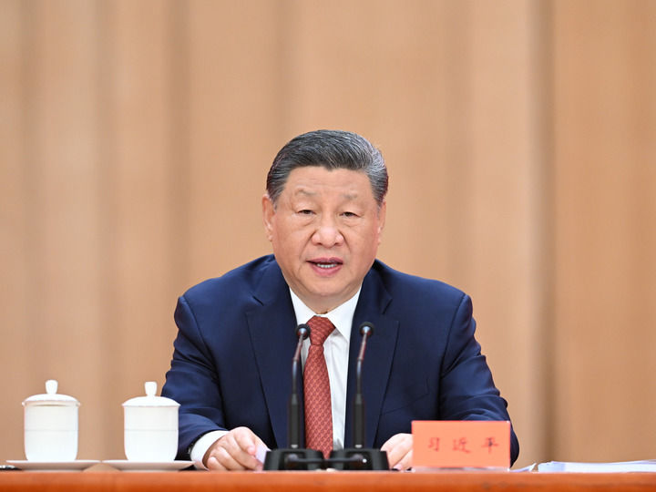 4月28日，庆祝中华全国总工会成立100周年暨全国劳动模范和先进工作者表彰大会在北京人民大会堂隆重举行。中共中央总书记、国家主席、中央军委主席习近平出席大会并发表重要讲话。新华社记者 燕雁 摄