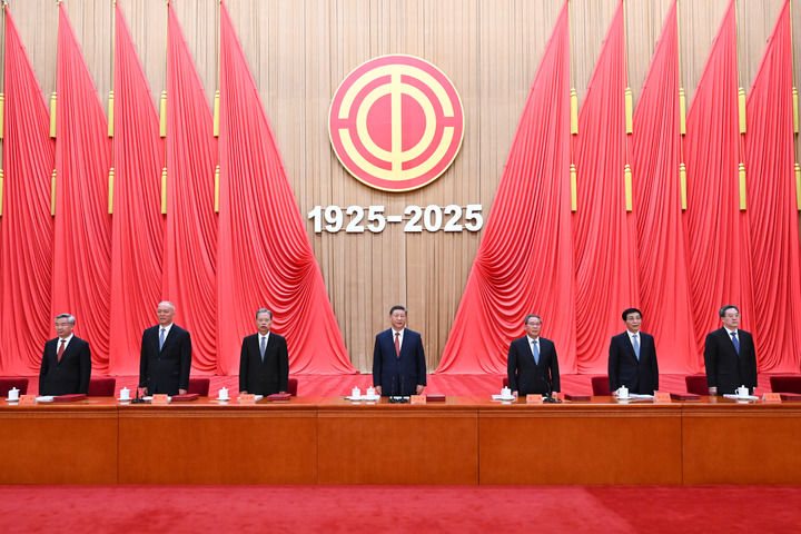 4月28日，庆祝中华全国总工会成立100周年暨全国劳动模范和先进工作者表彰大会在北京人民大会堂隆重举行。习近平、李强、赵乐际、王沪宁、蔡奇、丁薛祥、李希等出席大会。新华社记者 谢环驰 摄