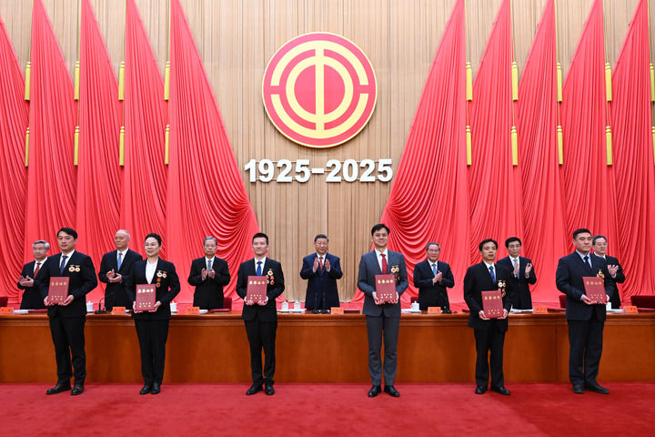 4月28日，庆祝中华全国总工会成立100周年暨全国劳动模范和先进工作者表彰大会在北京人民大会堂隆重举行。这是习近平等党和国家领导人为全国劳动模范和先进工作者代表颁发荣誉证书。新华社记者 谢环驰 摄