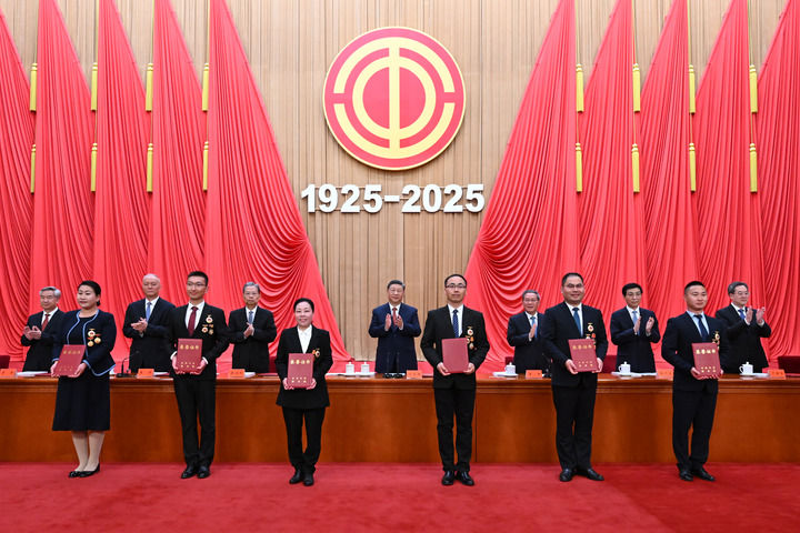4月28日，庆祝中华全国总工会成立100周年暨全国劳动模范和先进工作者表彰大会在北京人民大会堂隆重举行。这是习近平等党和国家领导人为全国劳动模范和先进工作者代表颁发荣誉证书。新华社记者 谢环驰 摄