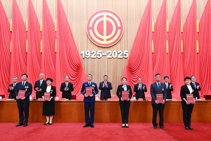 4月28日，庆祝中华全国总工会成立100周年暨全国劳动模范和先进工作者表彰大会在北京人民大会堂隆重举行。这是习近平等党和国家领导人为全国劳动模范和先进工作者代表颁发荣誉证书。新华社记者 谢环驰 摄