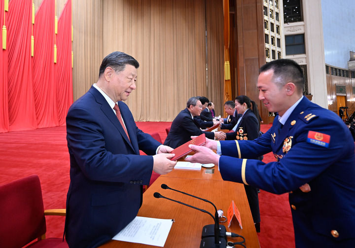 4月28日，庆祝中华全国总工会成立100周年暨全国劳动模范和先进工作者表彰大会在北京人民大会堂隆重举行。这是习近平等党和国家领导人为全国劳动模范和先进工作者代表颁发荣誉证书。新华社记者 李学仁 摄