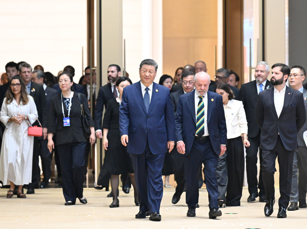 5月13日上午，国家主席习近平在北京国家会议中心出席中国－拉美和加勒比国家共同体论坛第四届部长级会议开幕式并发表主旨讲话。这是习近平同与会嘉宾出席开幕式。新华社记者 申宏 摄