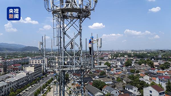 △2025年7月5日，浙江省金华市金东区赤松镇一处5G基站，无线网络工程师检修5G设备。