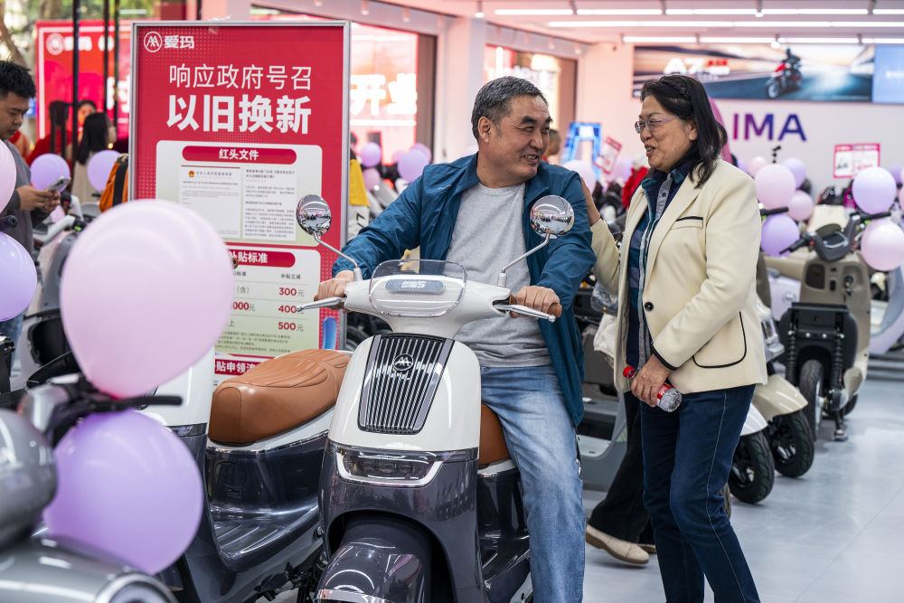 2025年3月21日，消费者在广西梧州市万秀区爱玛地标电动自行车销售门店选购电动自行车。新华社发（何华文摄）