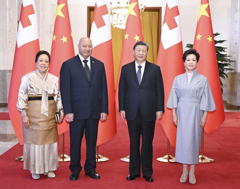 11月25日上午，国家主席习近平在北京人民大会堂会见来华进行国事访问的汤加国王图普六世。这是习近平和夫人彭丽媛同图普六世和王后娜娜茜帕乌合影。新华社记者 燕雁 摄