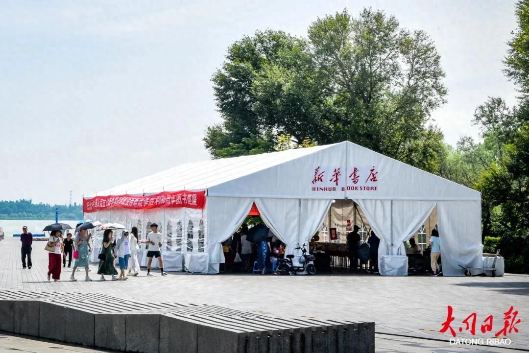 市新华书店开展全民阅读图书巡展活动