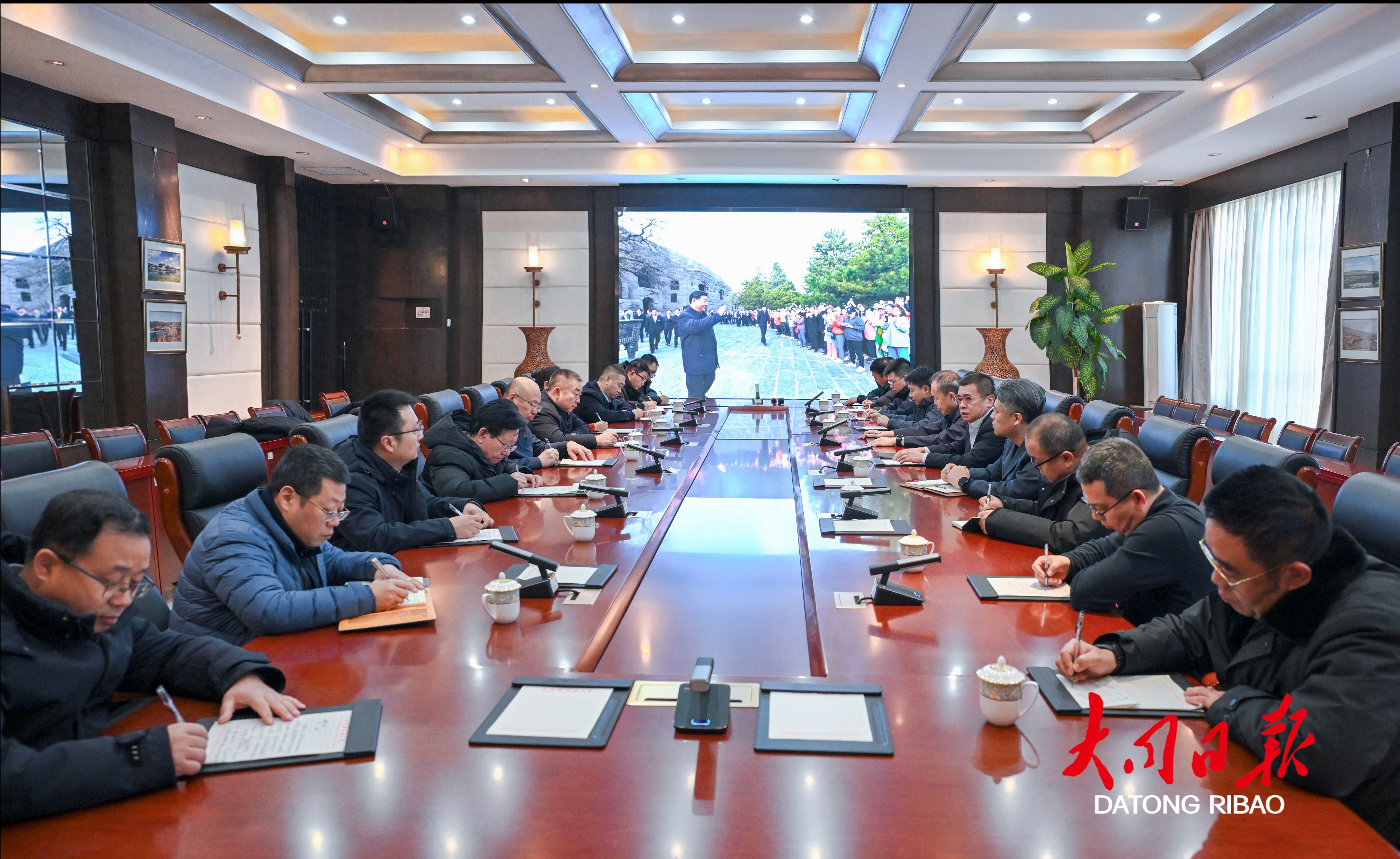 12月22日，市委书记张强在云冈石窟与云冈研究院班子成员、相关县区和部门负责同志集体重温习近平总书记考察调研云冈石窟时的重要指示精神。张燕伟摄