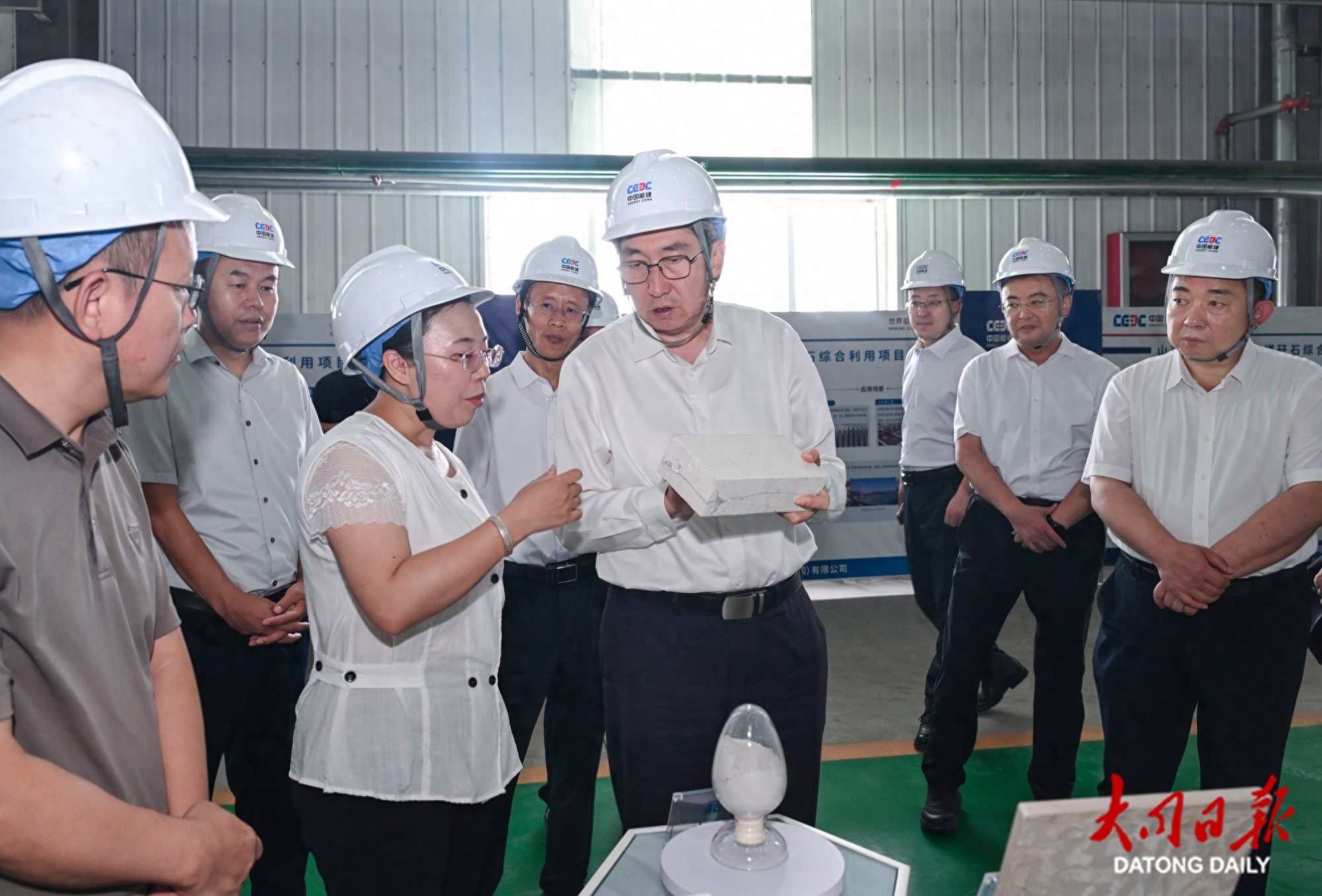 8月1日，副省长、市委书记朱晓东在中国能源建设集团千万吨级煤矸石综合利用示范项目现场调研项目建设进展情况。张燕伟摄