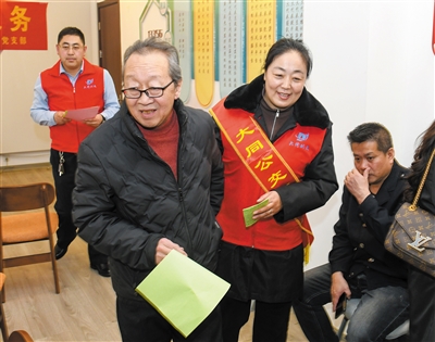 图为公交人员微笑服务社区居民。戎禹仁摄