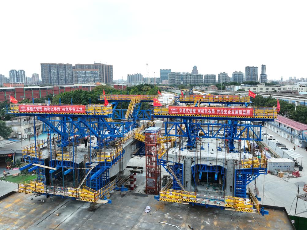 1月31日，在广州市荔湾区，广湛高铁珠江四线特大桥正在进行挂篮施工。（受访者供图）