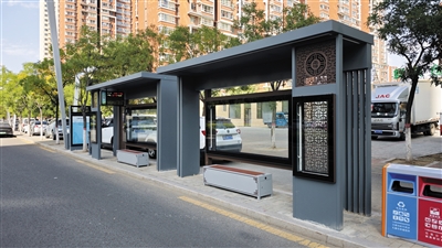 兼具颜值与智慧功能的新中式公交站亭亮相我市街头。戎禹仁摄