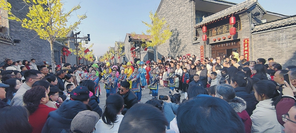沃泉星梦童年小镇“国潮快闪”表演掀起欢乐浪潮。王天晓摄