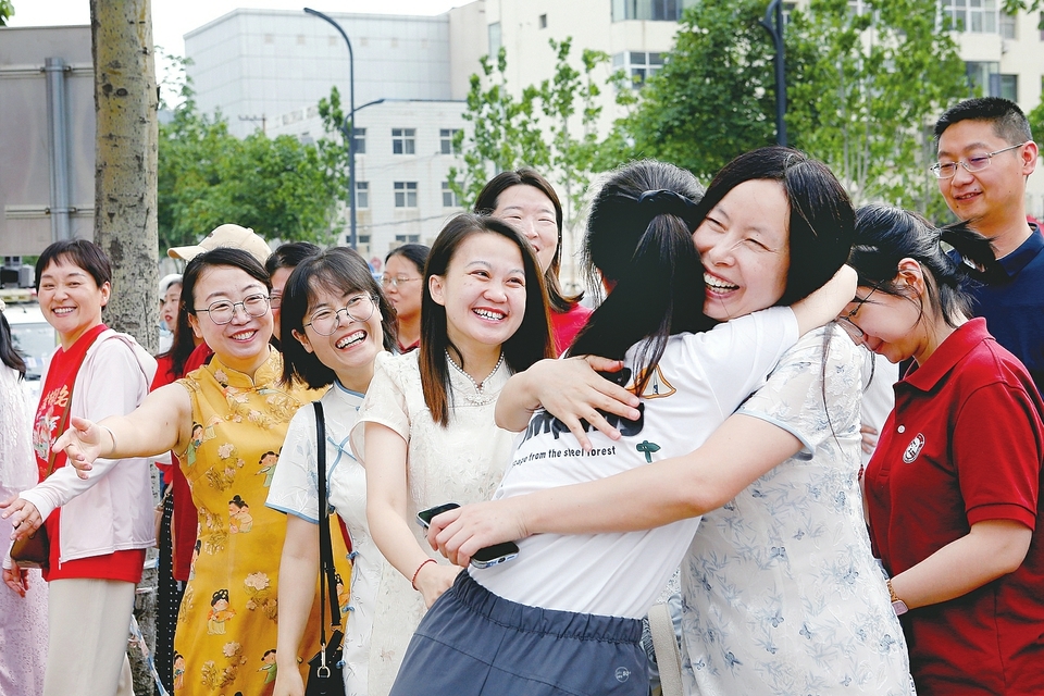 6月9日下午，晋城市凤鸣中学考点，考生走出考场后与家人相拥。段贺鹏摄