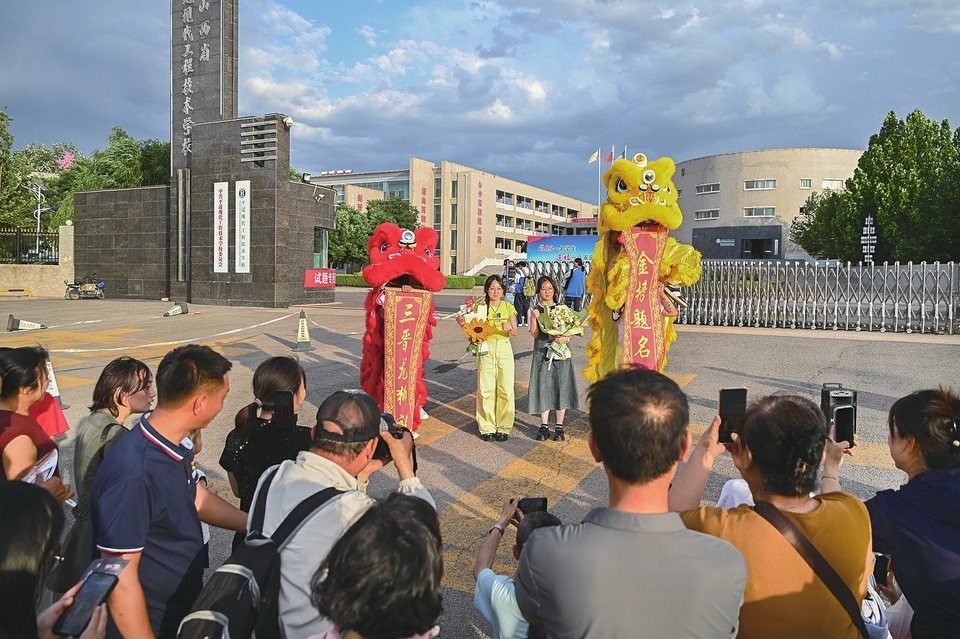 6月9日下午，平遥县三晋龙狮队为走出考场的学生送上暖心祝福。梁生仁摄