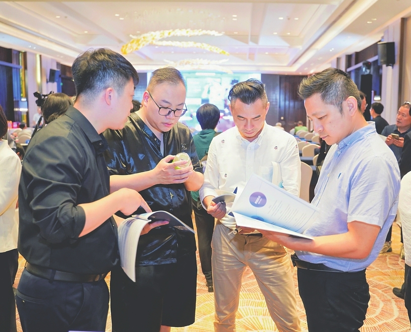 恳谈会现场，晋台代表热切交谈。山西经济日报记者 郝薇 摄