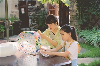 游客在康家坪民宿体验手工DIY，尽享悠闲假日时光。山西经济日报记者 栗美霞 摄