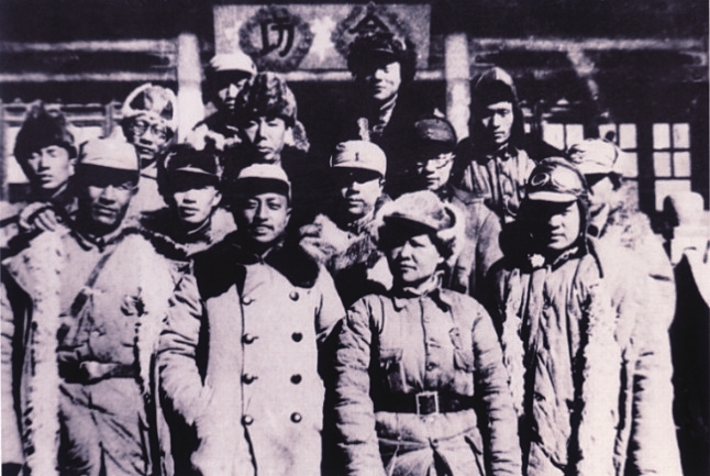 晋西北新军领导人续范亭（三排左二）等与归国华侨抗日女英雄李林（前排右二）在反顽斗争祝捷大会上。