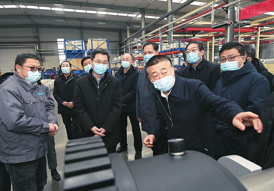 二月十五日，省委书记蓝佛安走进大同经济技术开发区巴什卡机械制造公司车间察看生产装配工序。史晓波摄