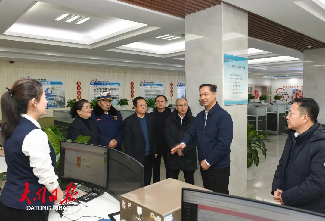 2月7日，省委常委、市委书记卢东亮在12345政务服务便民热线中心调研春节期间热线接听处置工作，并慰问一线话务员。张燕伟摄