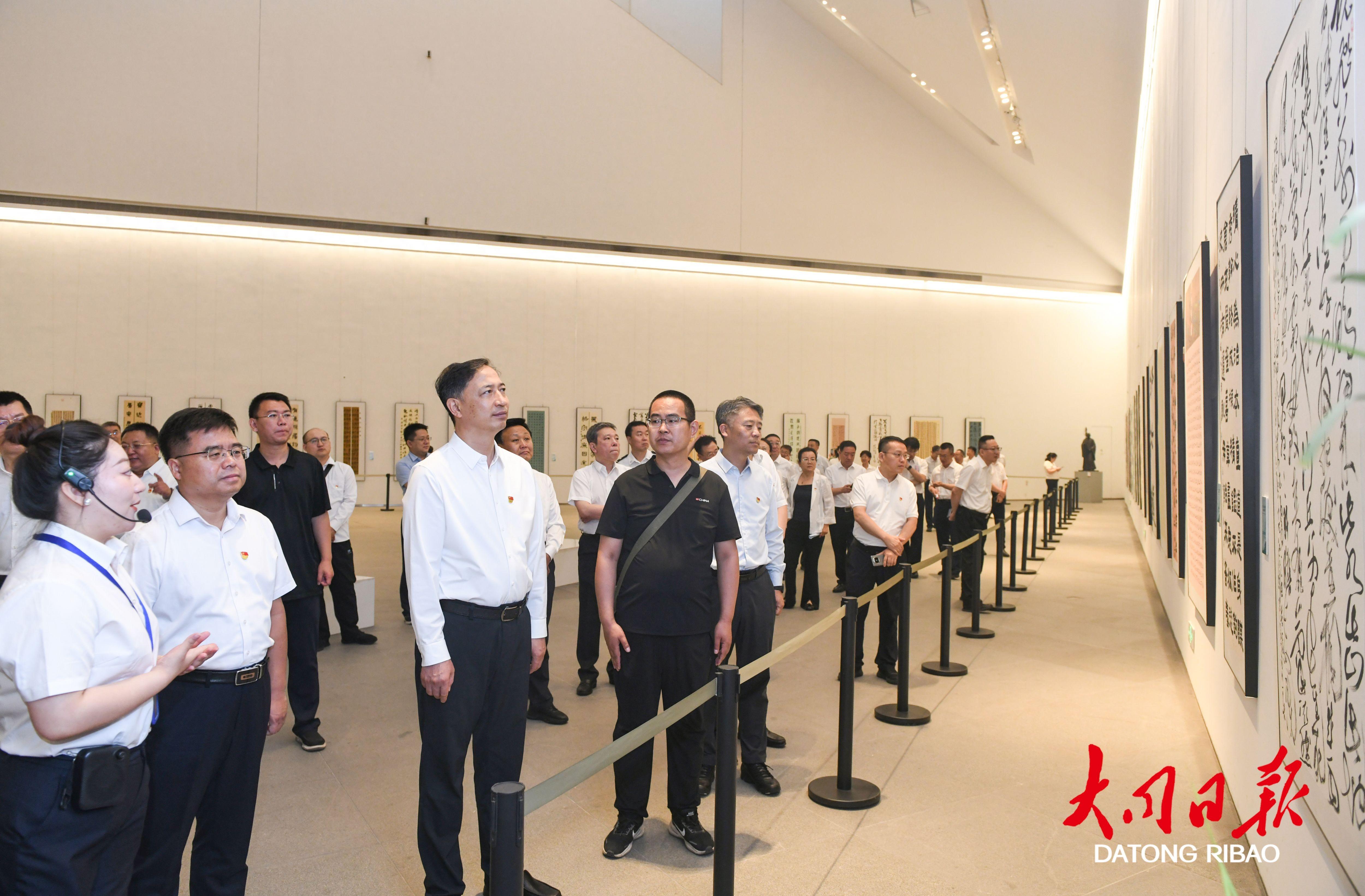 省委常委、市委书记卢东亮等市领导与市民一起观看展览。张燕伟摄
