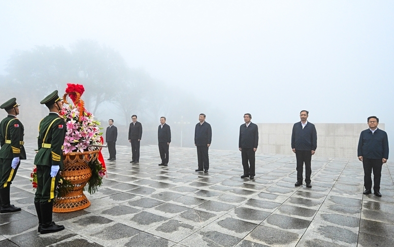 7月7日至8日，中共中央总书记、国家主席、中央军委主席习近平在山西考察。这是7日下午，习近平在位于阳泉市狮脑山的百团大战纪念碑广场，向八路军烈士敬献花篮。新华社记者 燕雁 摄