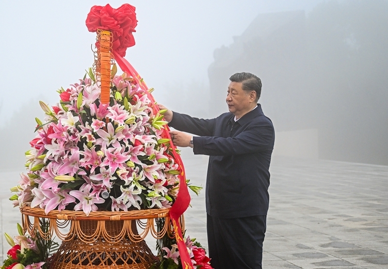 7月7日至8日，中共中央总书记、国家主席、中央军委主席习近平在山西考察。这是7日下午，习近平在位于阳泉市狮脑山的百团大战纪念碑广场，向八路军烈士敬献花篮。新华社记者 谢环驰 摄