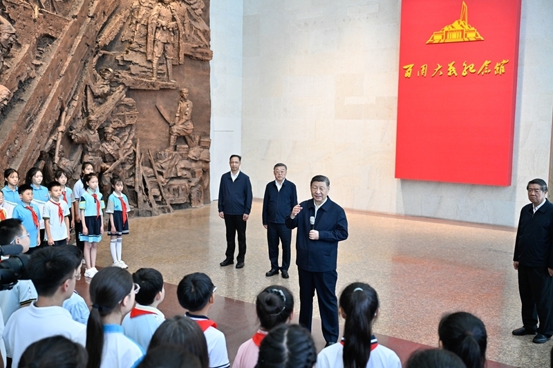 7月7日至8日，中共中央总书记、国家主席、中央军委主席习近平在山西考察。这是7日下午，习近平在位于阳泉市狮脑山的百团大战纪念馆考察时，同前来参观的青少年学生和纪念馆工作人员亲切交流。新华社记者 殷博古 摄