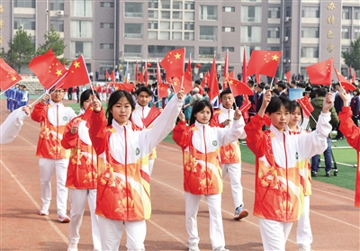 各学校运动员步入会场。本报记者 戎禹仁 摄