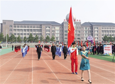 各学校运动员步入会场