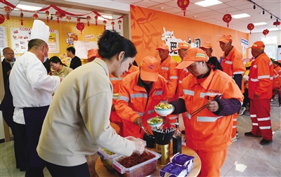 环卫工人领取爱心刀削面 本报记者 于宏 摄