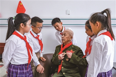 少先队员听革命英雄赵华讲革命故事