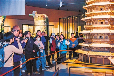 图为大同大学志愿者在市博物馆为游客提供讲解服务。韩堃摄