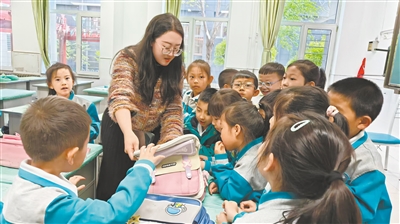 图为平城区14校云波校区学生展示整理好的书包。韩堃摄