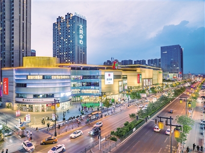 大同百盛商圈通过其丰富的商业活动和现代化的设施，成为大同市乃至山西省的重要商业中心，不仅促进了当地经济的发展，也为居民和游客提供了一个综合性活动场所。曹刚摄