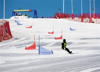 图为滑雪爱好者在雪道上激情竞速角逐。戎禹仁摄