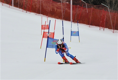 2月11日，山西省第十六届运动会高山滑雪比赛在我市举行。图为运动员在赛道上努力拼搏。戎禹仁摄