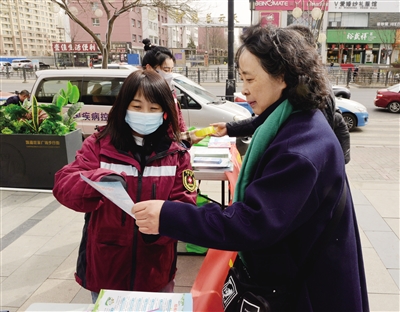 图为疾控部门工作人员向市民讲解结核病防治的相关知识。戎禹仁摄